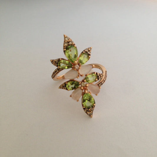 Anillo de Peridot, Diamantes y Moonstones en Oro Rosado