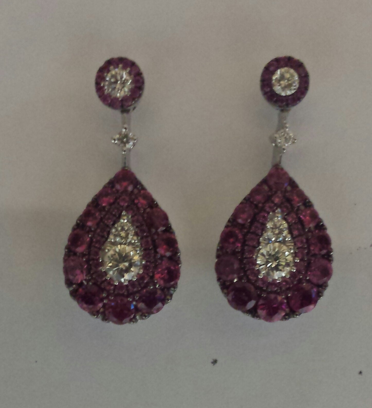 ARETE ORO DE RUBI Y DIAMANTE