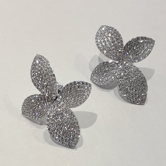 ARETES DE FLOR EN ORO BLANCO